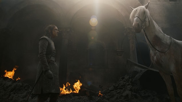 Gelelim son sahneye... Koskoca Night King'i öldüren Arya'nın King's Landing'de ne yapmaya çalıştığını bir türlü anlayamadık.