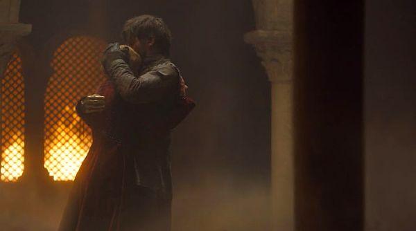 Bölümdeki bu sahnenin her açısında Jaime'nin altın eli gözüküyor.