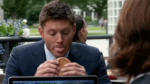 Sevdi�iniz insan�n yan�nda her yeme�i rahat�a yer misiniz?