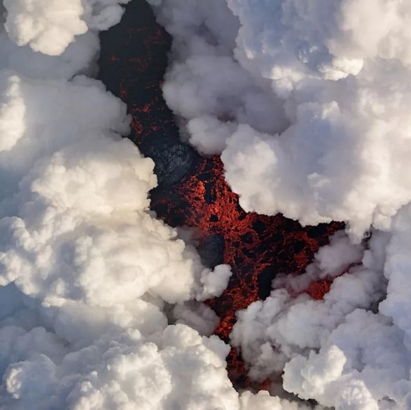 24. "Лава под клубами дыма". Автор: Майкл Переа, категория: Природа.