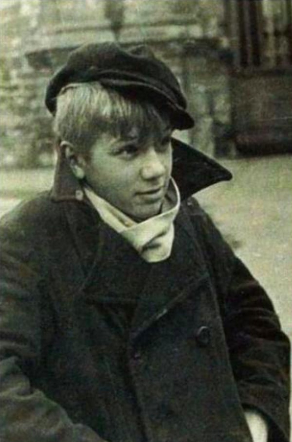 11. Кто на фото?