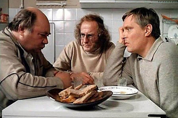 5. Кем работал главный герой фильма «Осенний марафон»?