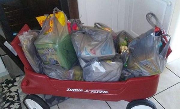 8. Çocuğunun oyuncak arabasını alışveriş poşetlerini taşımak için kullanan zeki anne:
