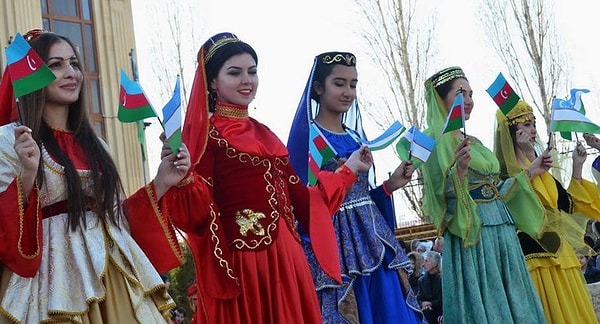 4. Назовите валюту Азербайджана: