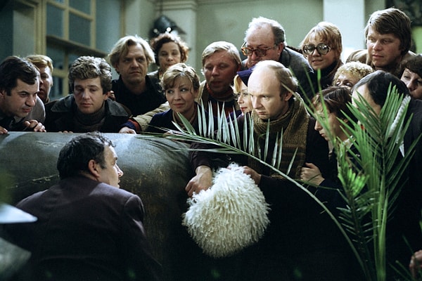 1. Как зовут актёра, который в фильме "Спортлото-82" сыграл директора туристической базы, а в картине "Гараж" - жениха?