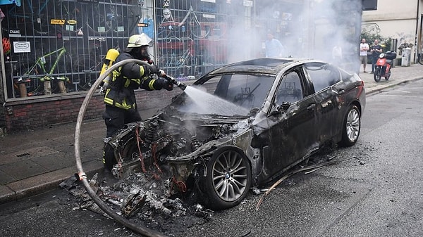 5. Любой огонь можно тушить водой.