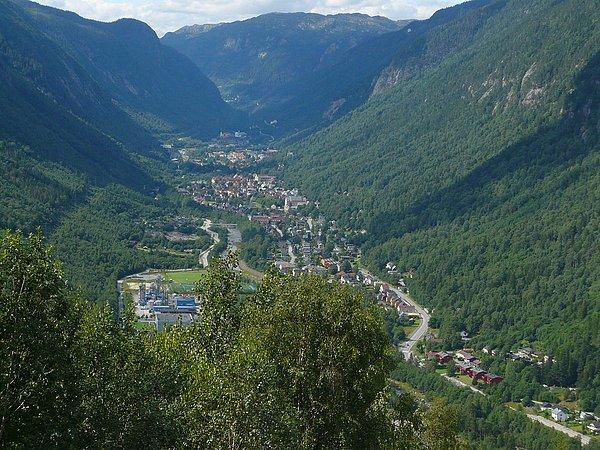 Bizden epey kuzeyde, Norveç’in güneyinde bir ilçe var: Rjukan.