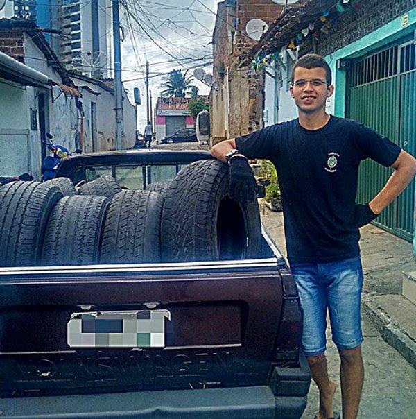 Amarildo Silva, birkaç yıl önce ekstra para kazanmanın yollarını ararken, çöpe atılmış lastiğin içinde yatan bir köpek gördü ve aklına bir fikir geldi.