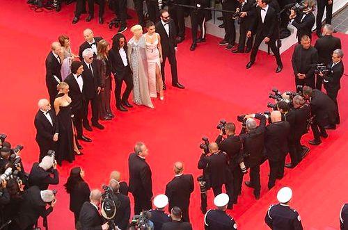 Meryem Uzerli'nin Cannes Sinema Şenliği'nde Giydiği Derin Yırtmaçlı Elbisesinde Arapça Harfler Olduğu Tez Edildi, Ortalık Karıştı!