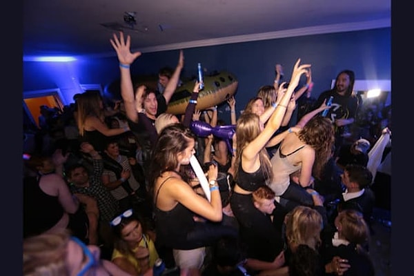 6. Если вы на вечеринке, то чем вы, скорее всего, занимаетесь?