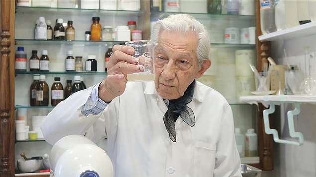 Eczane, babası tarafından 1946'da açıldı