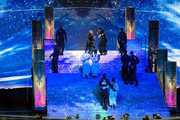 ABD'li şarkıcı Madonna'ya eşlik eden dansçılardan biri sırtında Filistin bayrağı ile performansını sergiledi.