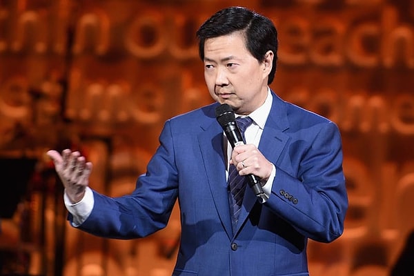 7. Кен Чжон - врач, и он все еще продлевает свою медицинскую лицензию.