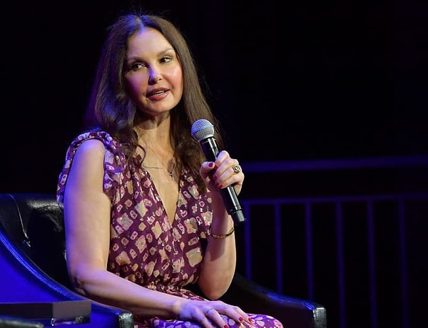 24. Эшли Джадд получила степень магистра в области государственного управления в Гарварде.