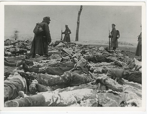 6. Солдаты после боя среди убитых. Первая мировая война. 1914-1918 гг.