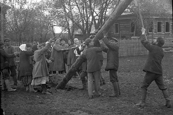 9. В деревне Ботино устанавливают столбы. Московская губерния. 1925 год.