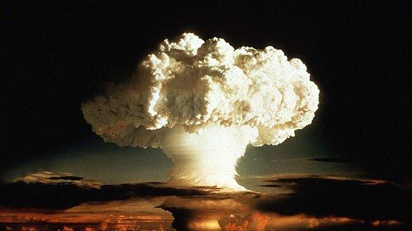 1956 - ABD, uçaktan atılarak yapılan ilk hidrojen bombası denemesini, Pasifik Okyanusu'nda bulunan Bikini Atolü'ünde yaptı.