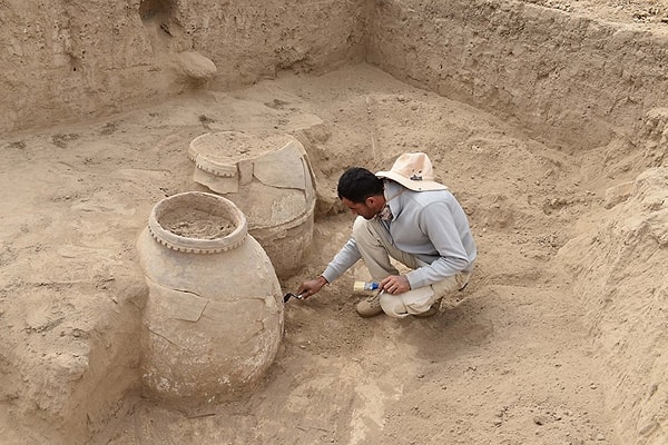 2. К какому специалисту обратятся ученые, обнаружившие в ходе археологических раскопок древние монеты и желающие получить описание их характеристик и свойств?