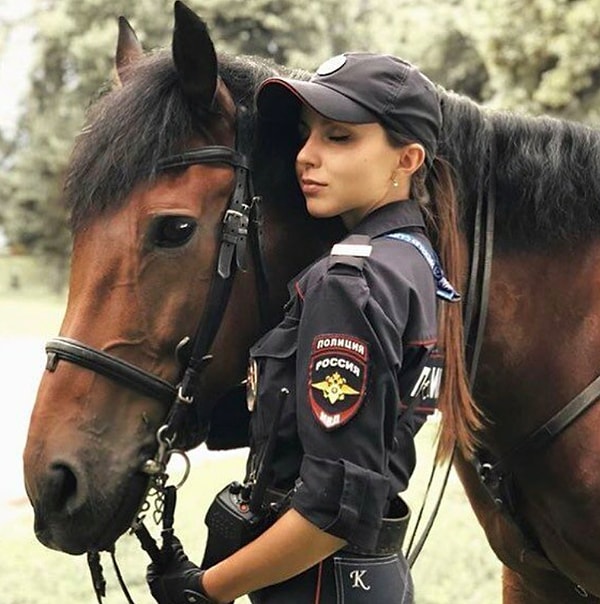 5. Девушки даже работают в конной полиции!