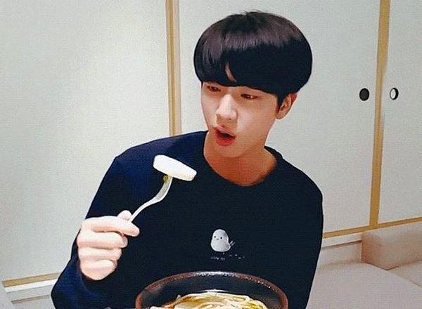 10. Jin, RM'nin Kore stili mantarlı pilavını yedikten sonra mantar sevmeye başlamış.