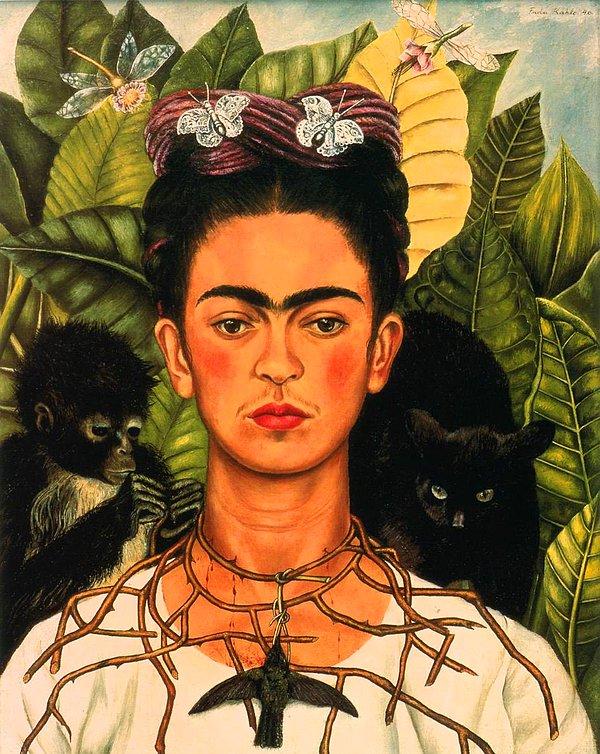 14. Frida Kahlo'nun 1940 tarihli "Diken Kolye ve Sinek Kuşu ile Otoportre" eseri.