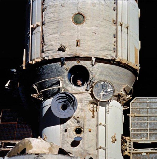 Şubat, 1955. Rus kozmonot Valery Polyakof, STS-63 isimli uzay görevinde gözcülük yapıyor.