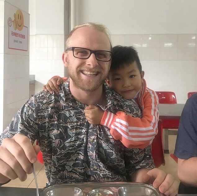 20. "Geçen yıl aile hayatı çok fazla geldi ve İngilizce öğretmek için Çin'e gittim. Bu çocuklar, kollarımda kıl olduğu için dünyanın en cool insanı olduğum düşünüyor."