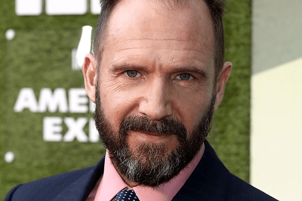 11. Кого играет Рэйф Файнс?