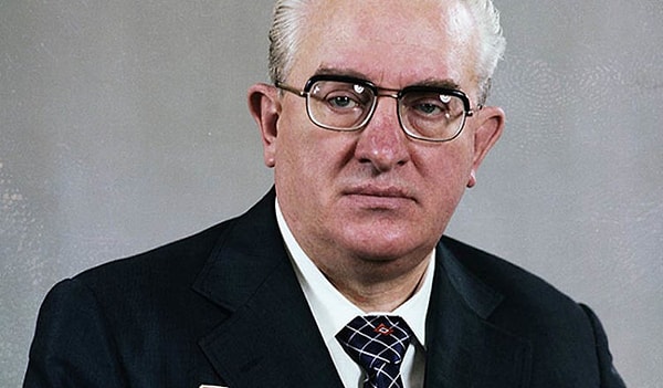 14. В каком году Андропов был назначен Генеральным секретарем СССР?