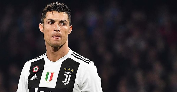 11. Как зовут этого футболиста, который точно вошел в историю футбола?