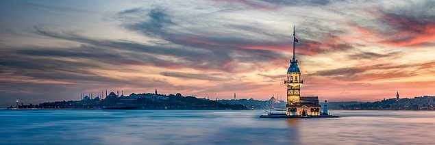 Boğaz'ın güzelliğiyle kendine hayran bırakan, taşı toprağı altın denilerek tüm Anadolu'ya kucak açan ve silüetiyle başka şehirde yaşanamayacağı hissini veren İstanbul'u ne yazık ki betonlaştırdık.