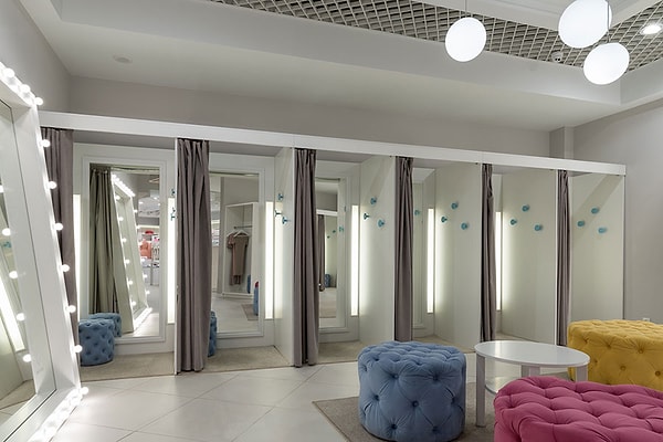 11. В примерочных кабинках зеркала искажают, чтобы покупатель выглядел лучше.