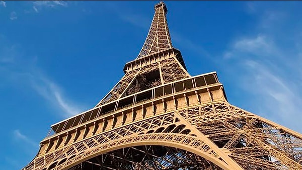 5. Эйфелеву башню красят каждые 7 лет.