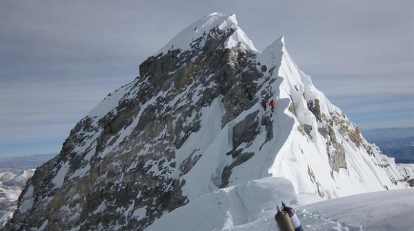 Zirveden önceki son aşama olan Hillary Step'e çıkan Kanadalı film yapımcısı Elia Saikaly, bir dağcının cansız bedeniyle karşılaştıklarını anlattı.