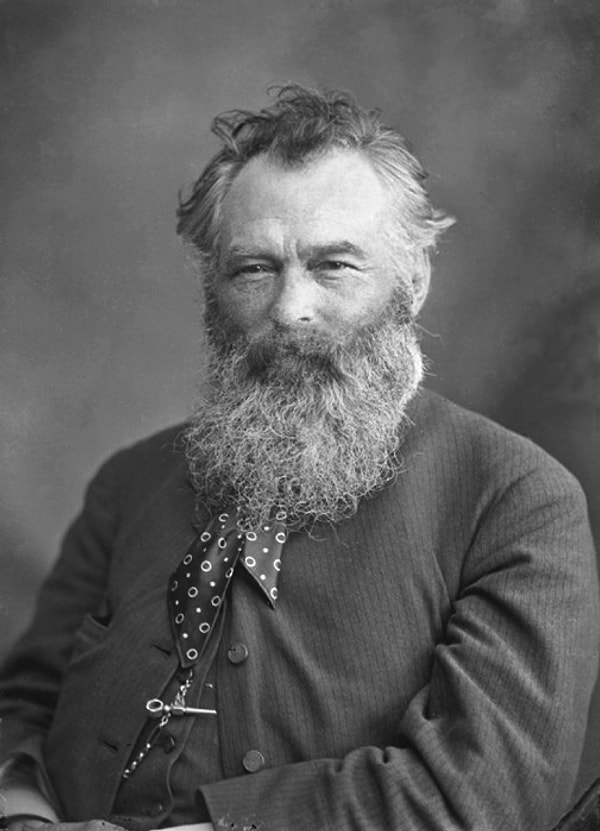 2. На картине Ивана Шишкина "Три медведя" или "Утро в сосновом лесу" изображено четыре зверя