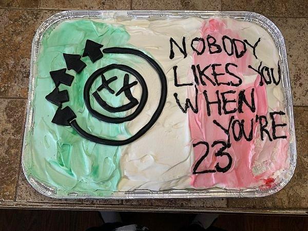 22. "Kız arkadaşımın doğum günüm için yaptığı pasta."