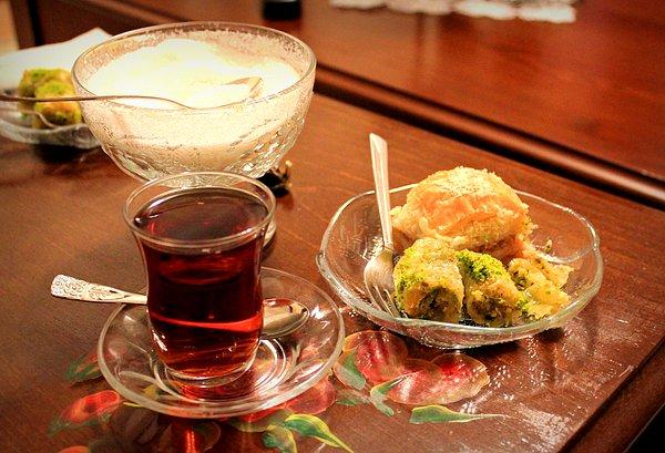 10. Şimdi bayramın ilk günü ve ziyaret konusu açılmışken çay ve tatlıyı es geçmek olmaz. O esnada bütün Türkiye'de şeker tüketimi yılın en yüksek noktasına ulaşır.
