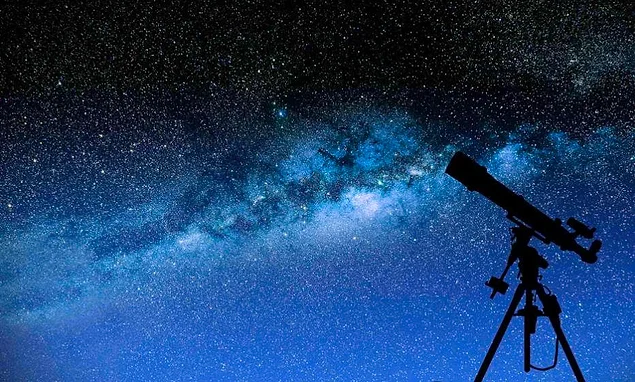 Astronomi ve kozmoloji arasındaki fark nedir?