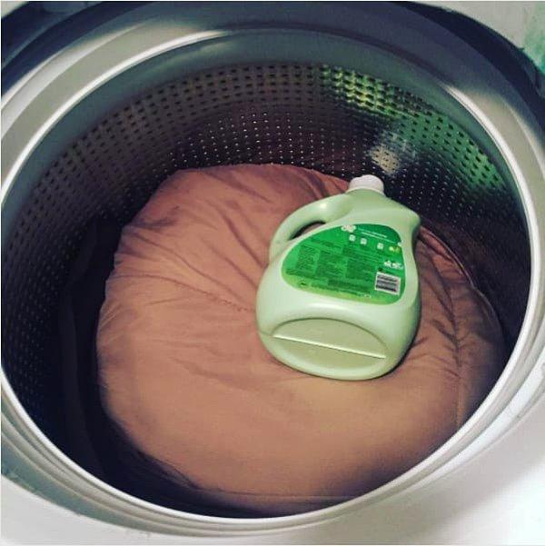 7. Makineye deterjanı şişeyle koyduğunu son anda hatırlayan anne: