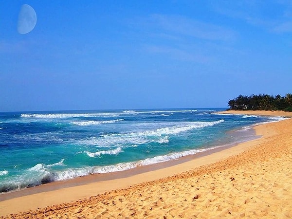 8. Испанию омывает...