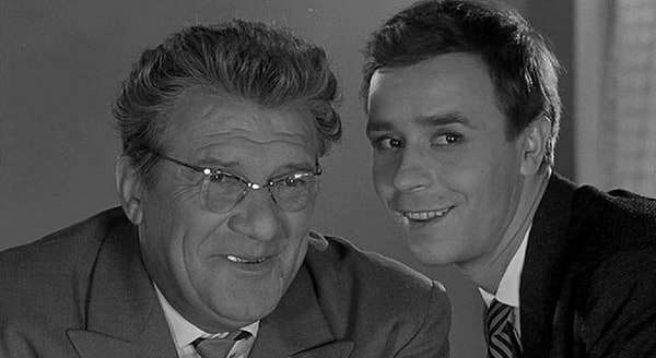 9. Как назывался ресторан, которым руководила героиня Ларисы Голубкиной в комедии "Дайте жалобную книгу"?