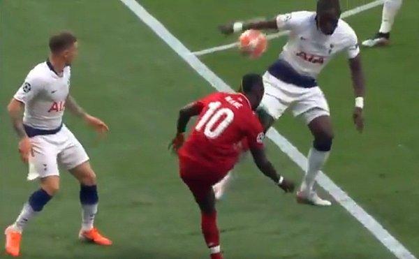 Maça müthiş başlayan Liverpool, henüz 28. saniyede penaltı kazandı. Mane'nin ortaladığı topu Sissoko elle kesince hakem Skomina beyaz noktayı gösterdi.