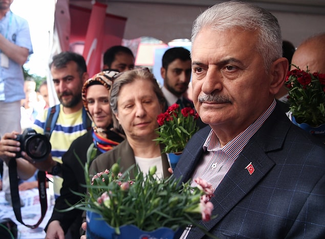 İYİ Parti standını ziyaret eden Yıldırım, başarılar diledi