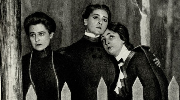 6. Как звали трёх сестёр из одноимённой пьесы Чехова?