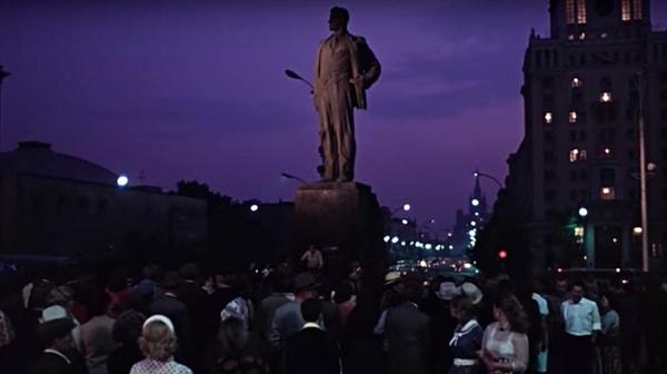 2. Откуда кадр, на котором изображен памятник Маяковскому?