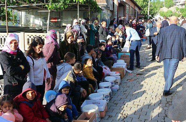 Eğirdir'e bağlı Yuvalı Köyü'nde, her yıl olduğu gibi bu yıl da çocuklar kutuları ile ana caddede sıralandı.