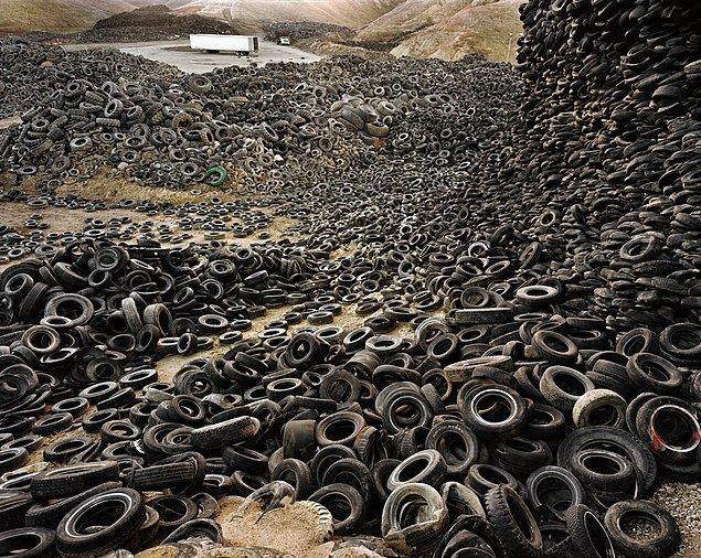3. En ünlü sekanslarından biri de Kaliforniya'da atık araba lastiklerinden oluşan tepelerdir.