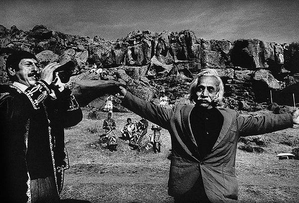 14. Efsanevi Ermeni kökenli Fransız fotoğrafçı Antoine Agoudjian, 1998 yılında Aparan şehrinde bu kareyi yakalamış.