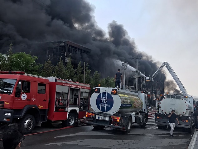 Alevlerin çevredeki fabrikalara sıçramaması için önlem alan itfaiye ekipleri, yangına güçlükle müdahalede bulundu.