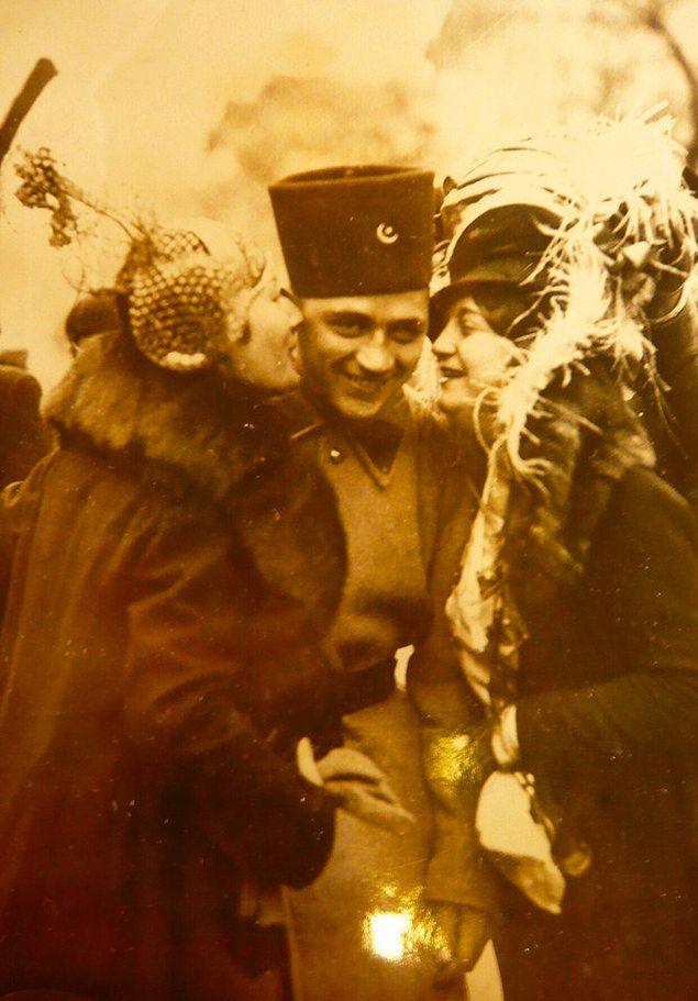 Türk askerine sarılan eşi ve kız kardeşi, Ankara, 1935.